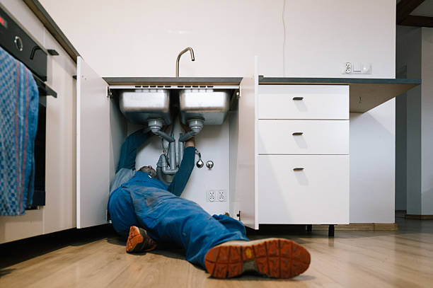 Professional Emergency Plumber technician working in Commiskey, IN